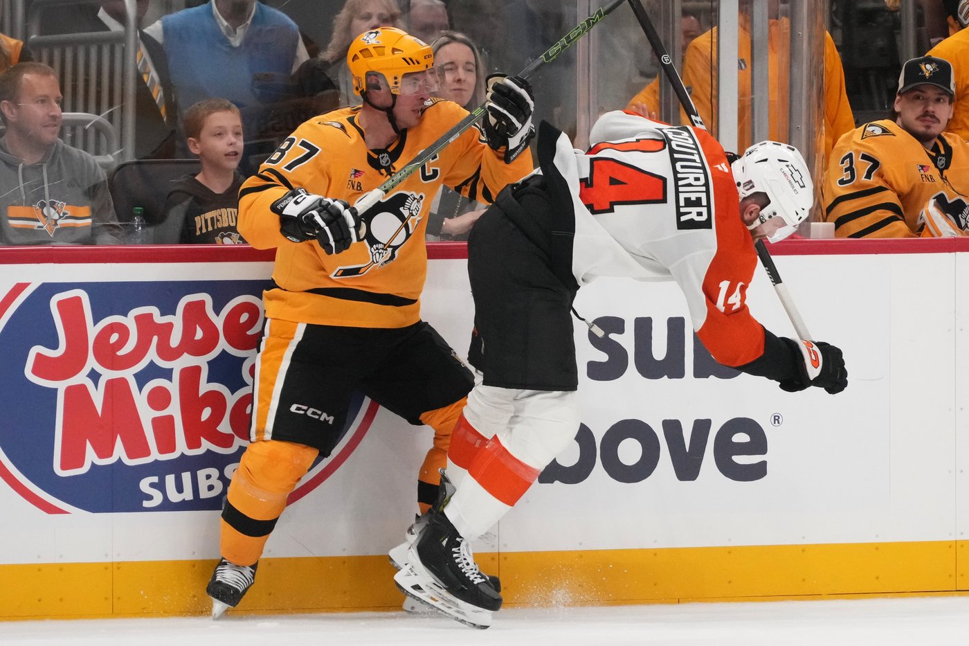 Flyers celebrate return to the playoffs with a 3-2 win over Penguins in Game 1 | iNFOnews.ca Flyers celebrate return to the playoffs with a 3-2 win over Penguins in Game 1 | iNFOnews.ca