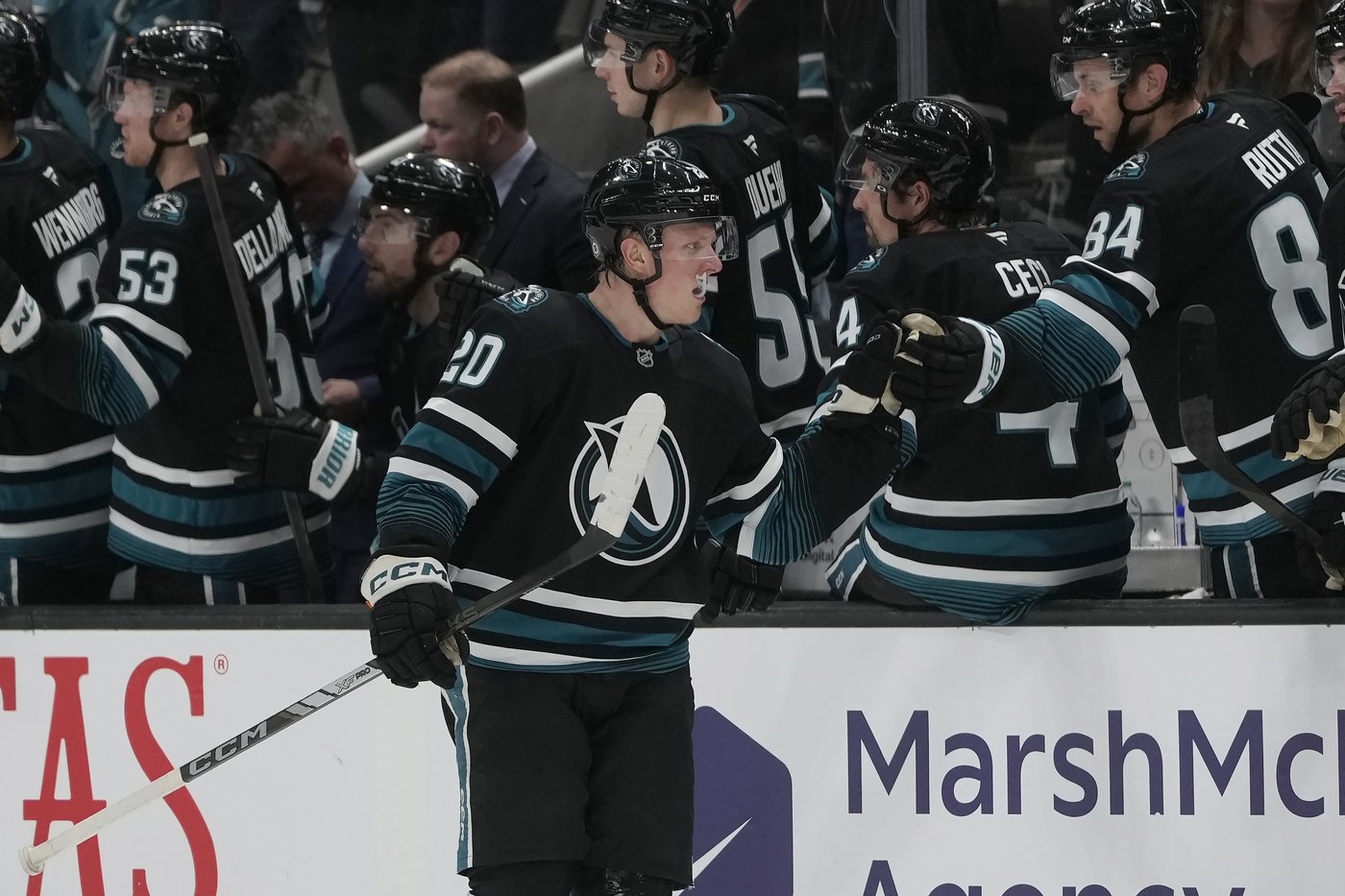 Filip Forsberg scores twice in the Predators' 6-5 victory over the Sharks | iNFOnews.ca