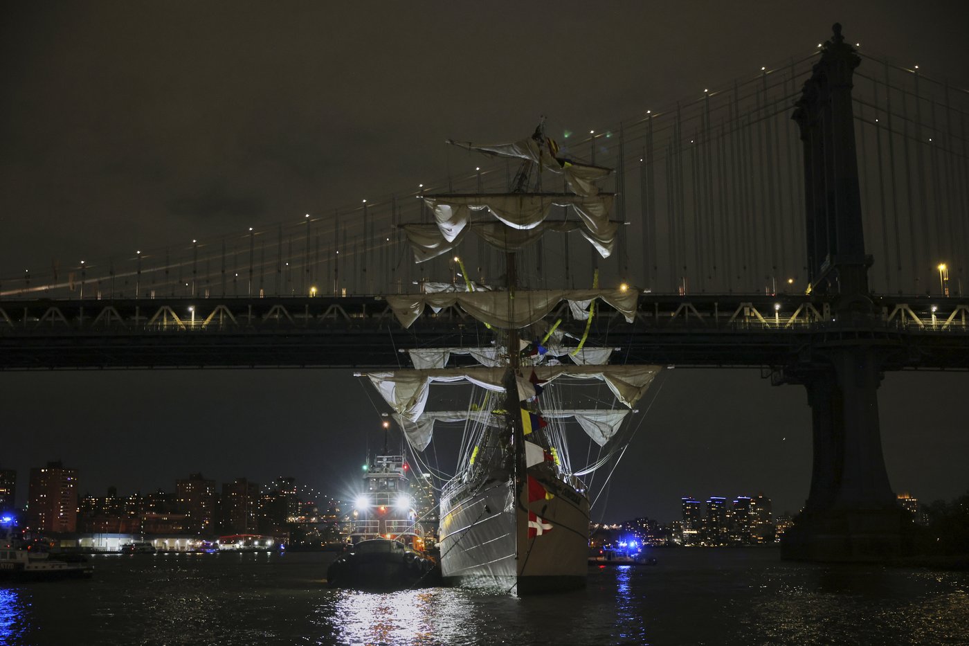AP PHOTOS: Mexican tall ship strikes Brooklyn Bridge, snapping masts and killing 2 crew members | iNFOnews.ca