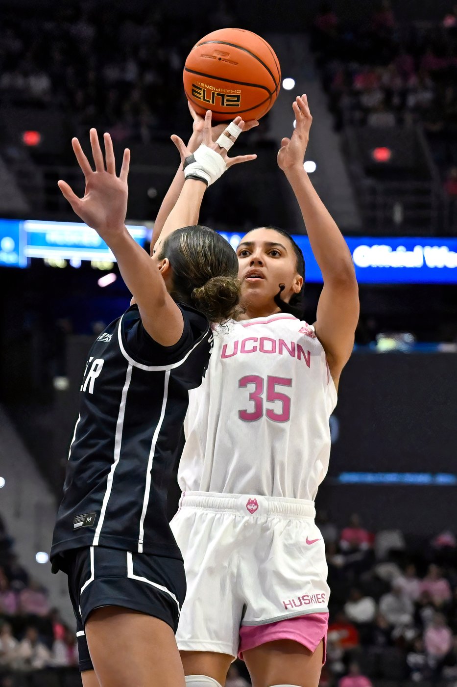 UConn wins 41st straight game, beating Butler 80-48 | iNFOnews.ca