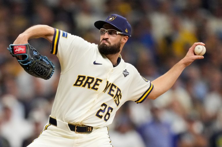 Brewers' Ashby nears postseason scoreless relief record with World Series save | iNFOnews.ca