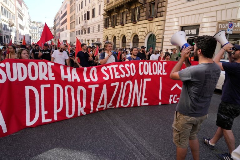 Thousands march in Rome in rival anti- and pro-migration rallies | iNFOnews.ca