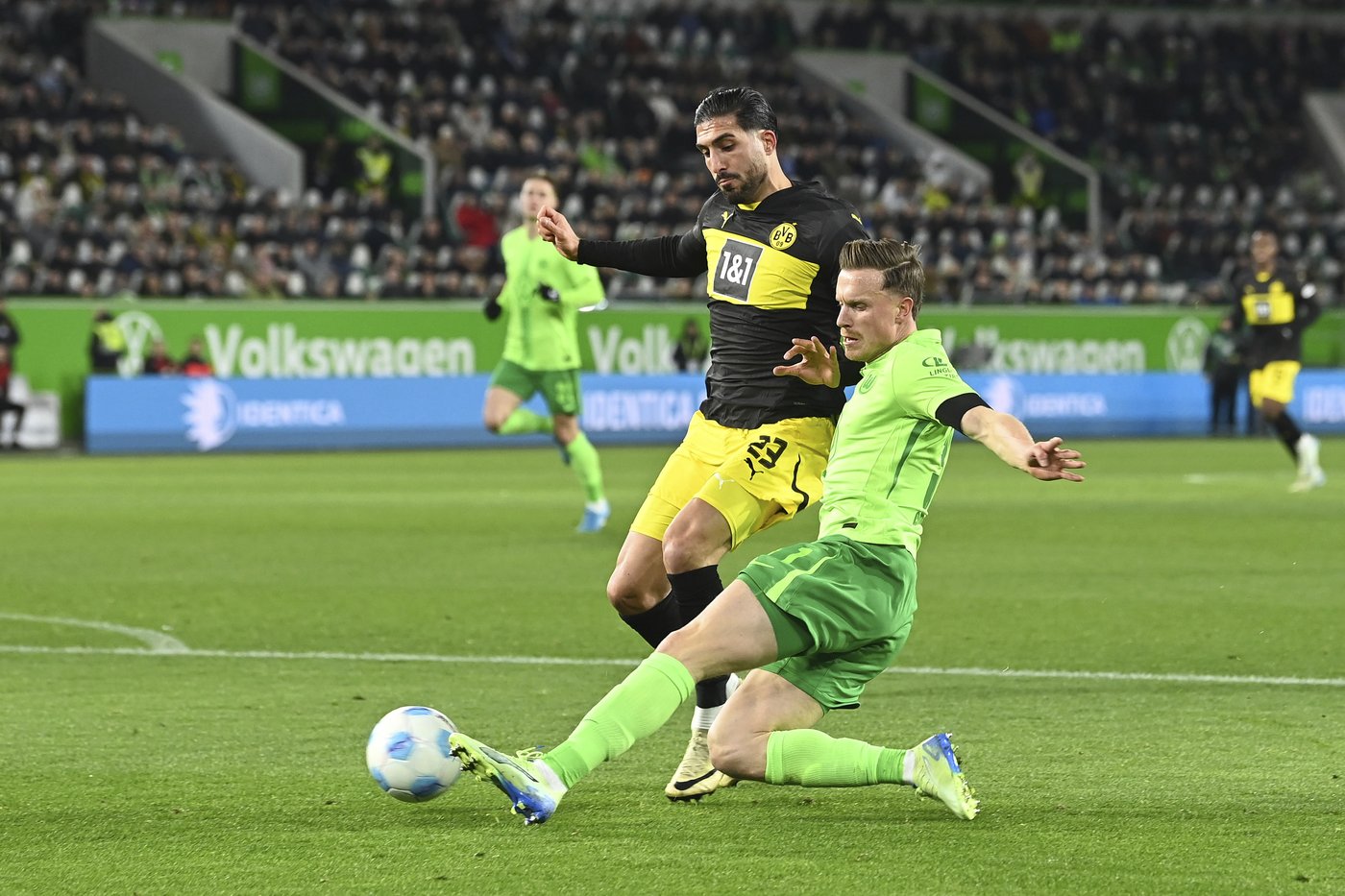 Dortmund holds on with 10 men for 1st away win in Bundesliga | iNFOnews.ca