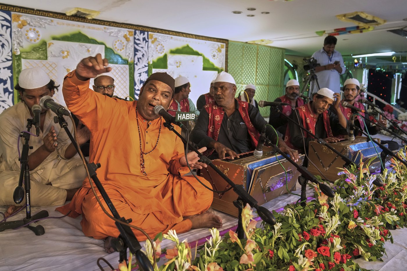 Photos of Pakistan honoring a Sufi saint with drumming, dancing, and bright lights | iNFOnews.ca