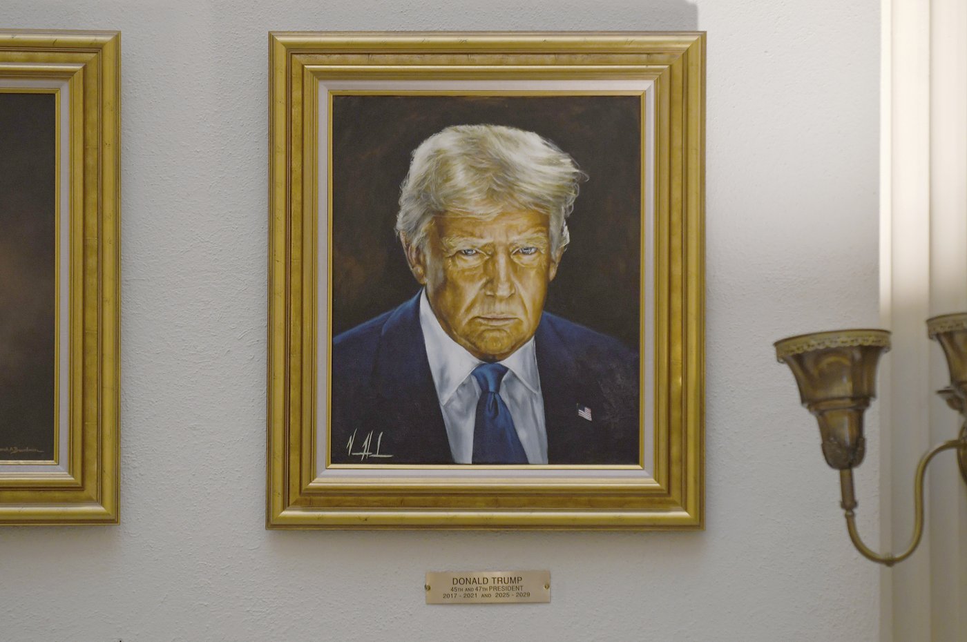 New Trump portrait donated by White House hangs in Colorado Capitol after earlier one drew his ire | iNFOnews.ca New Trump portrait donated by White House hangs in Colorado Capitol after earlier one drew his ire | iNFOnews.ca