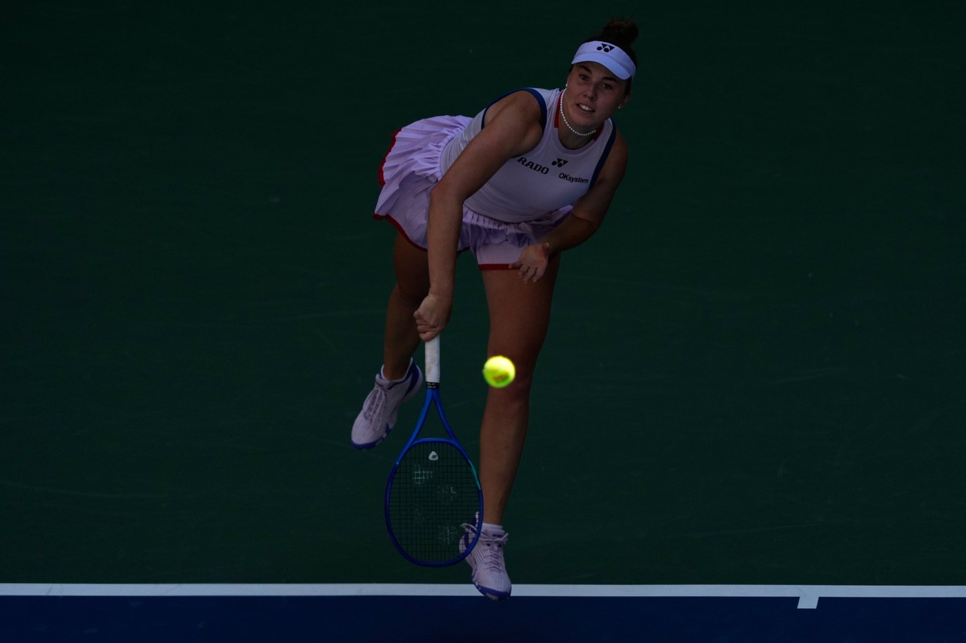 Noskova forced to serve from out of the shadows after roof adjustment delay in US Open match | iNFOnews.ca Noskova forced to serve from out of the shadows after roof adjustment delay in US Open match | iNFOnews.ca
