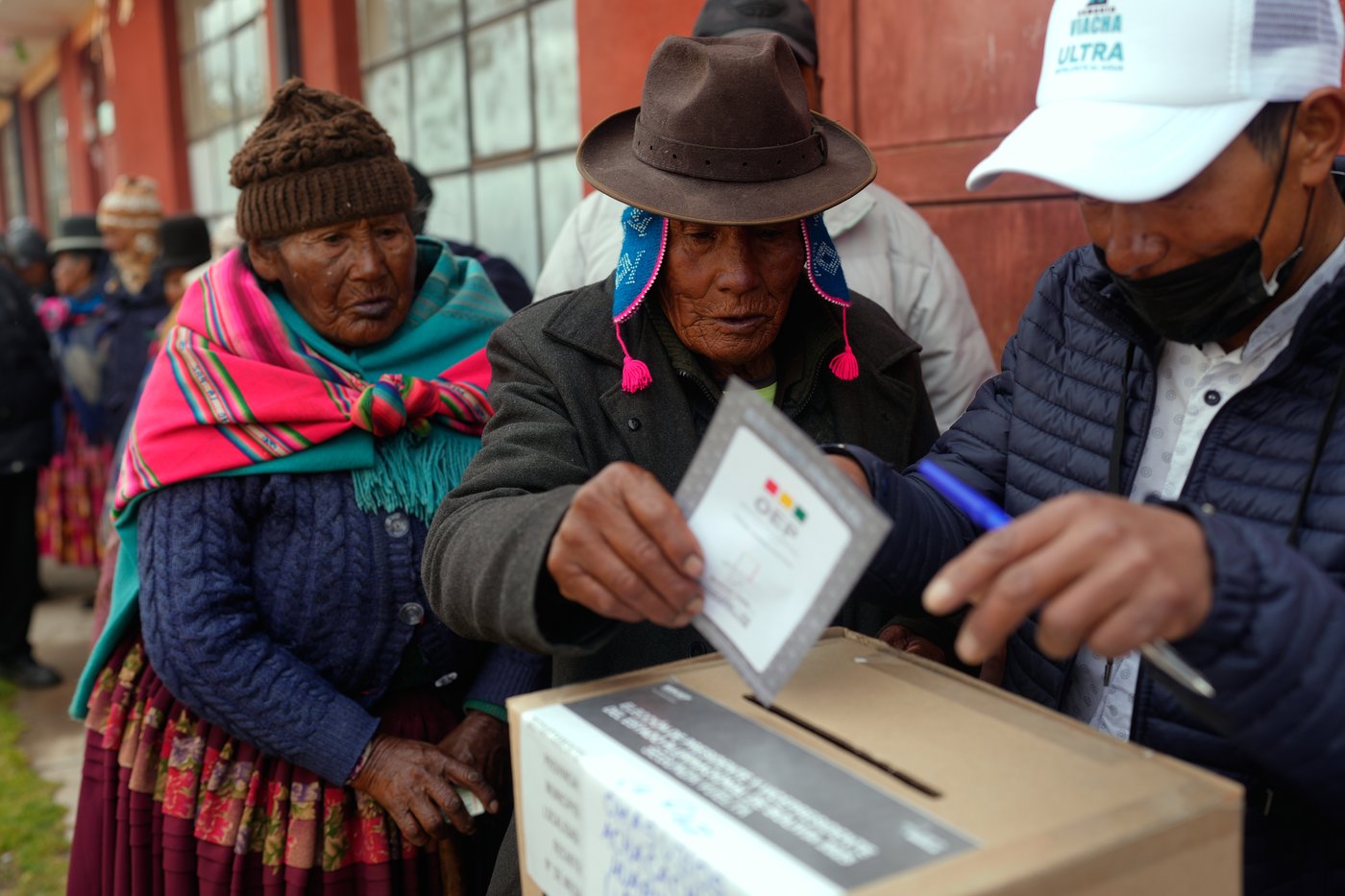 Bolivia holds a tight runoff as voters seek a president to lift them from crisis | iNFOnews.ca Bolivia holds a tight runoff as voters seek a president to lift them from crisis | iNFOnews.ca