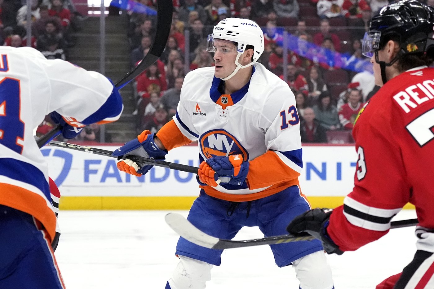Barzal and Pelech return to Islanders lineup for 5-3 loss to Blackhawks | iNFOnews.ca