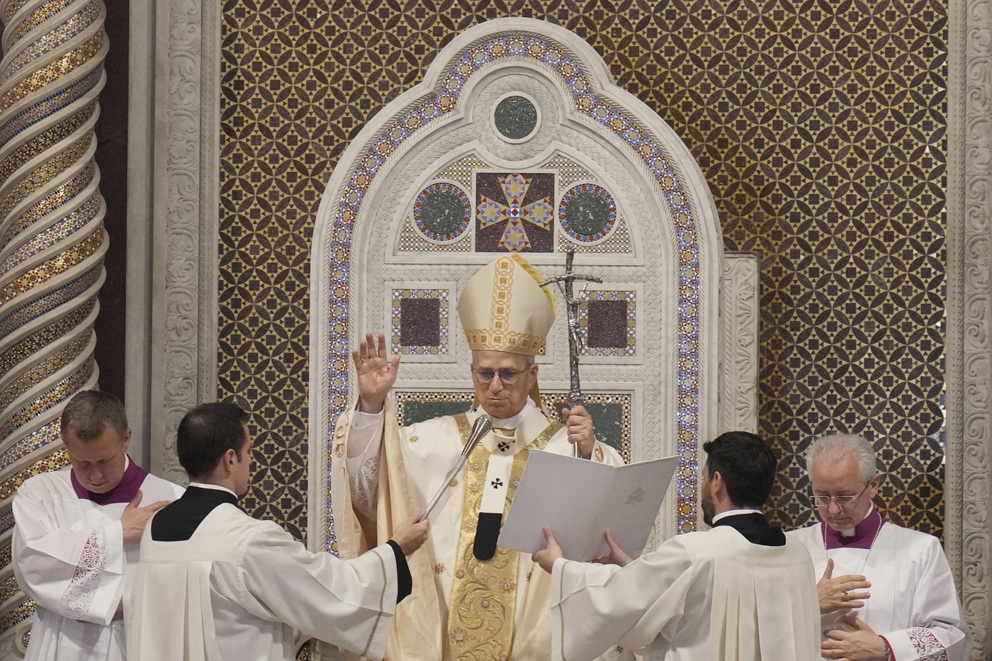 Pope Leo XIV declares 'I am Roman!' as he completes formalities to become bishop of Rome | iNFOnews.ca Pope Leo XIV declares 'I am Roman!' as he completes formalities to become bishop of Rome | iNFOnews.ca