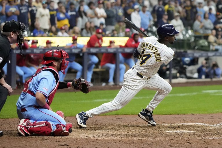 Playoff-bound Brewers rally from 5 runs down to beat skidding Cardinals 9-8 in 10 innings | iNFOnews.ca