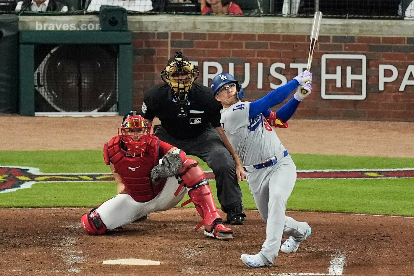 Kiké Hernández continues clutch postseason hitting for Dodgers with a 2-run homer off Chris Sale | iNFOnews.ca