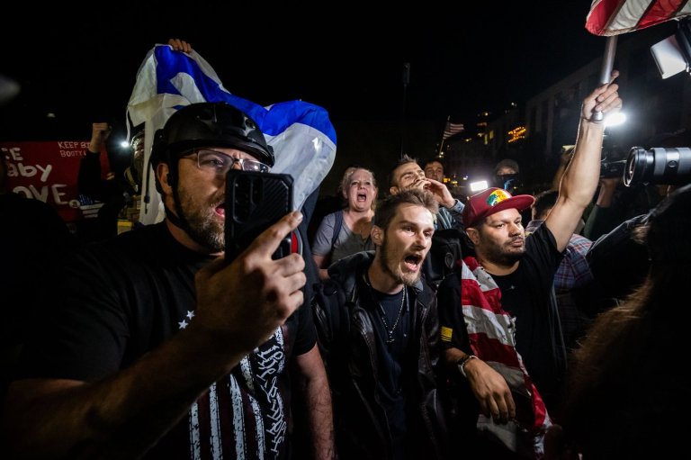 Photos of the mixed reactions to Trump's bid to deploy troops to more US cities | iNFOnews.ca