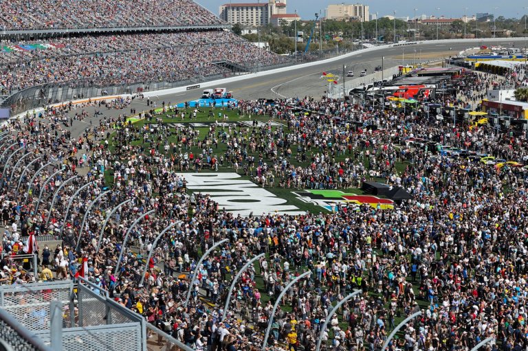 Daytona 500 gets underway with Kyle Busch and William Byron trying to make history | iNFOnews.ca