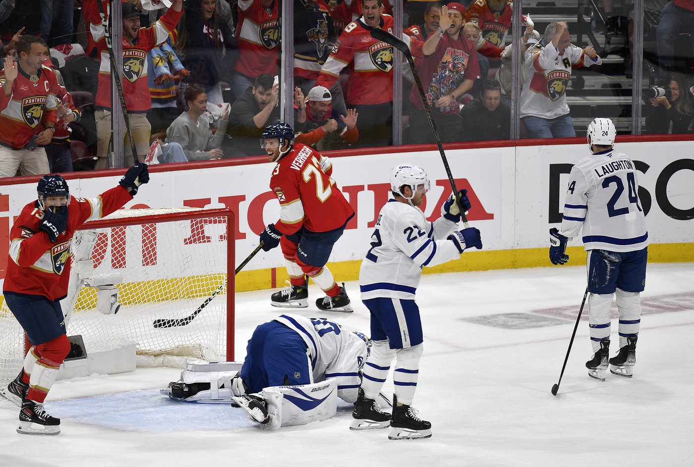 Bobrovsky stops 23 shots, Panthers top Maple Leafs 2-0 in Game 4 to tie series | iNFOnews.ca
