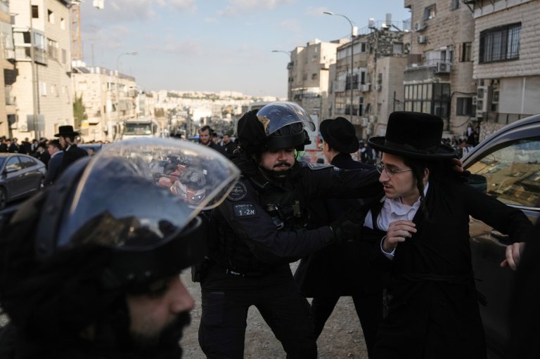 Ultra-Orthodox clash with police in Jerusalem. 4 protesters are arrested and 13 officers injured | iNFOnews.ca