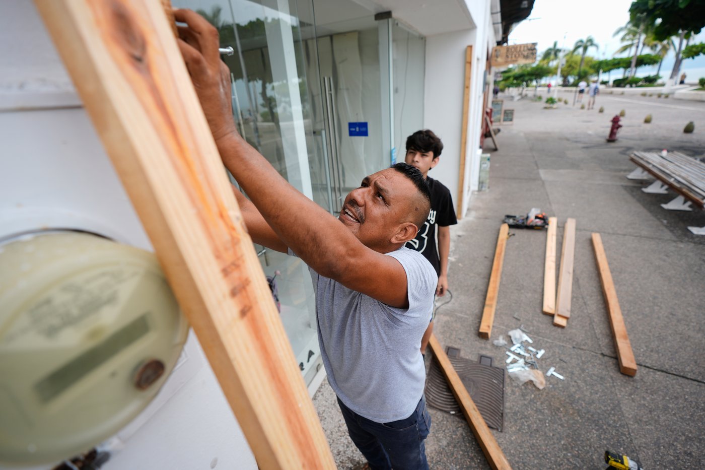 Puerto Vallarta boards up as Hurricane Simon hits Category 4 strength | iNFOnews.ca