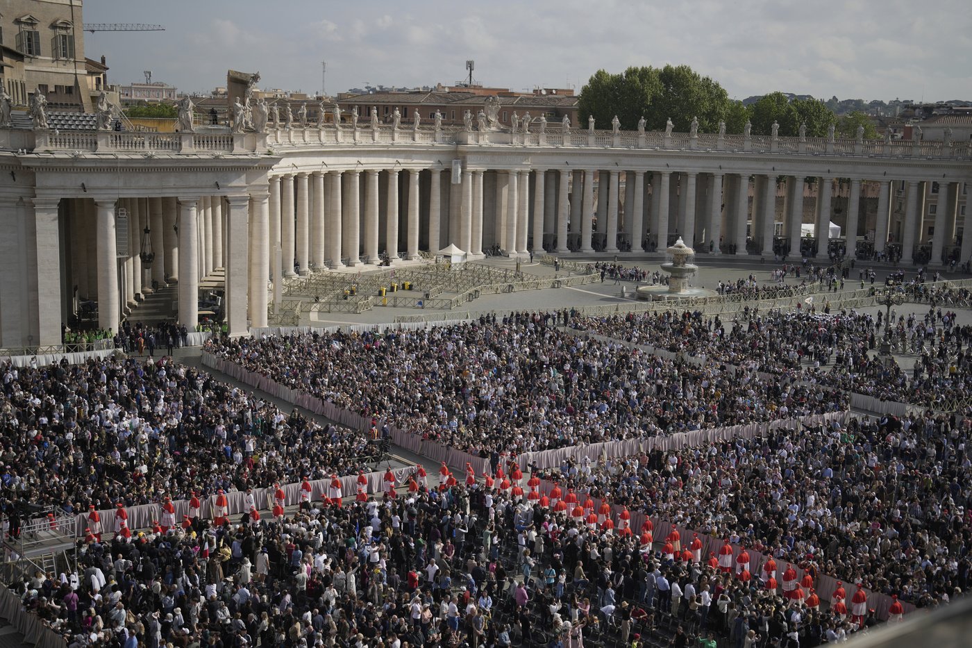 Catholic faithful pay their final respects to Pope Francis as public viewing begins | iNFOnews.ca