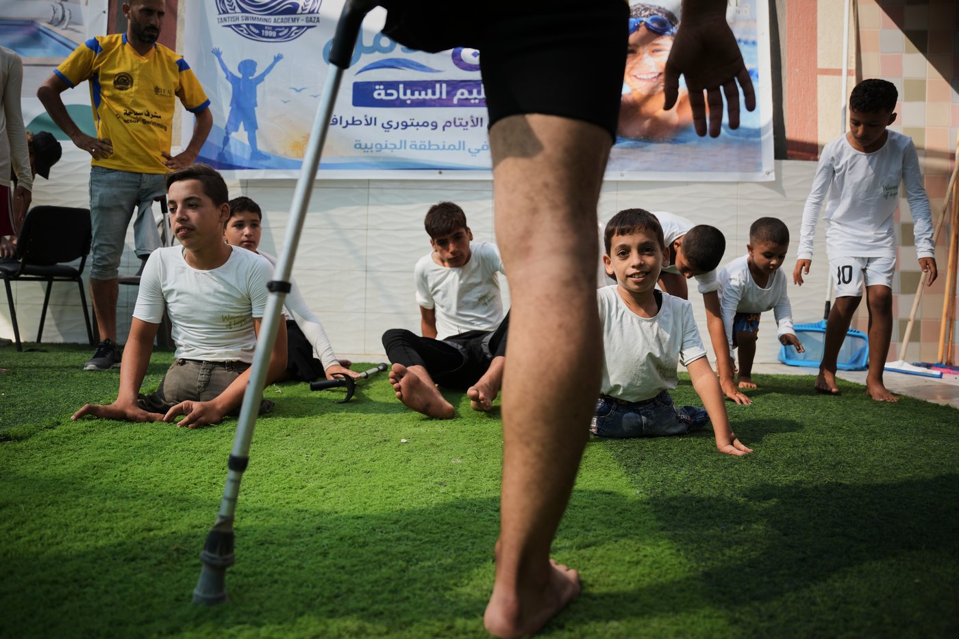 Palestinian children who lost limbs in the Israel-Hamas war learn to swim in Gaza, in photos | iNFOnews.ca