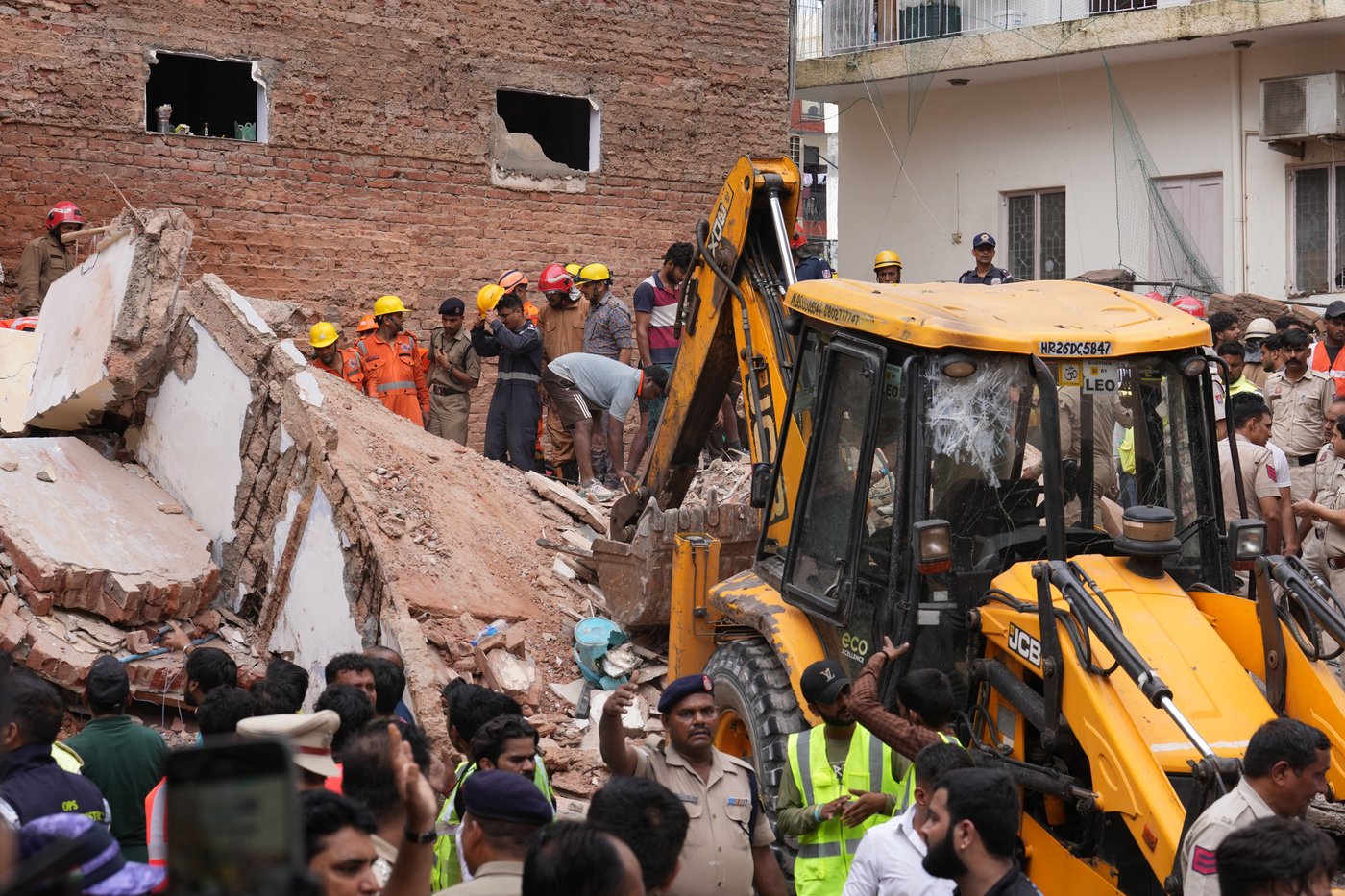 Building collapse in New Delhi kills 1 and traps dozens of others | iNhome Building collapse in New Delhi kills 1 and traps dozens of others | iNhome