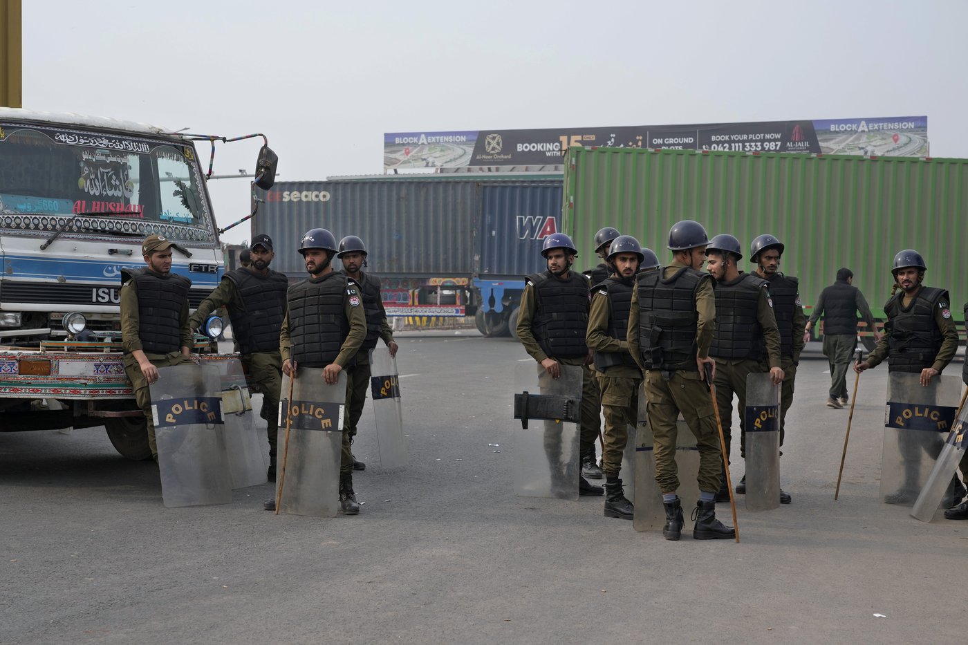 Pakistan seals off its capital ahead of a planned rally by Imran Khan supporters | iNFOnews.ca Pakistan seals off its capital ahead of a planned rally by Imran Khan supporters | iNFOnews.ca