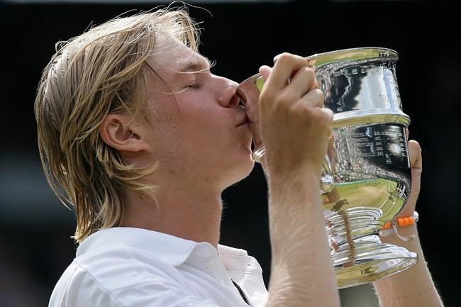Canadian teen Shapovalov beat De Minaur to win boys' title at Wimbledon | iNFOnews.ca