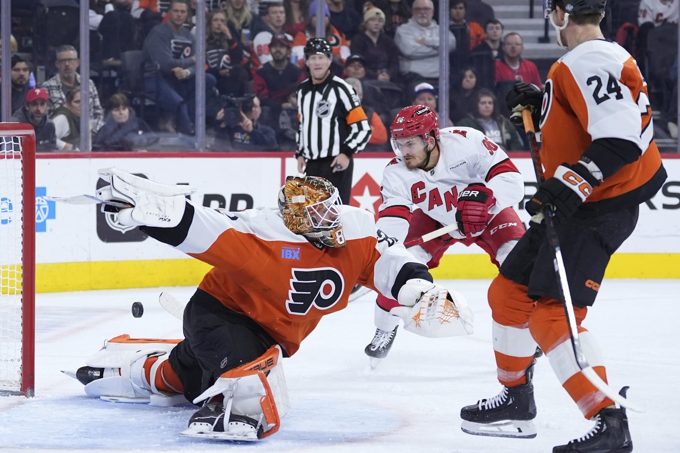 Hurricanes use 3-goal outburst at start of the third period to defeat Flyers 4-1 | iNFOnews.ca Hurricanes use 3-goal outburst at start of the third period to defeat Flyers 4-1 | iNFOnews.ca