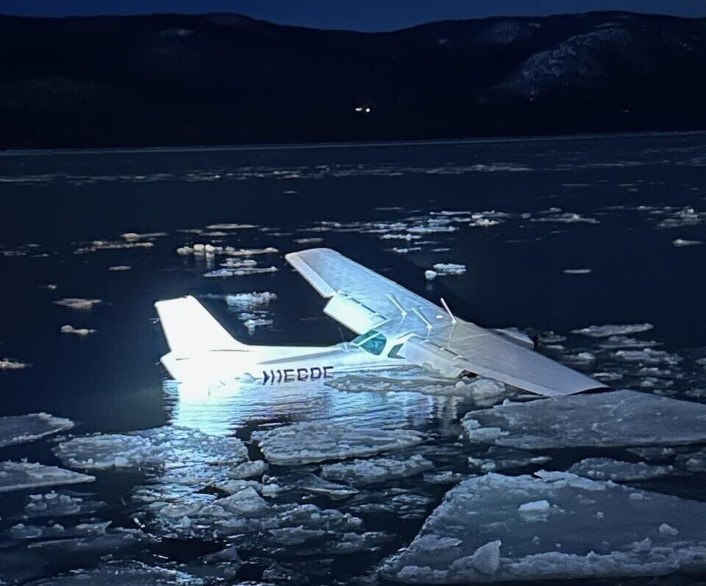 Small plane makes emergency landing in frigid Hudson River and the 2 people aboard swim to safety | iNFOnews.ca