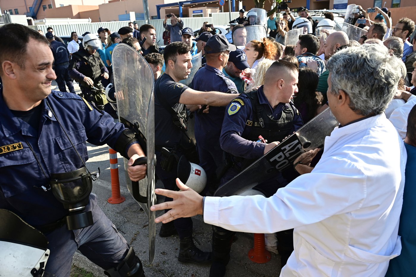 Greek riot police scuffle with protesting doctors during hospital tour by PM Mitsotakis | iNFOnews.ca Greek riot police scuffle with protesting doctors during hospital tour by PM Mitsotakis | iNFOnews.ca