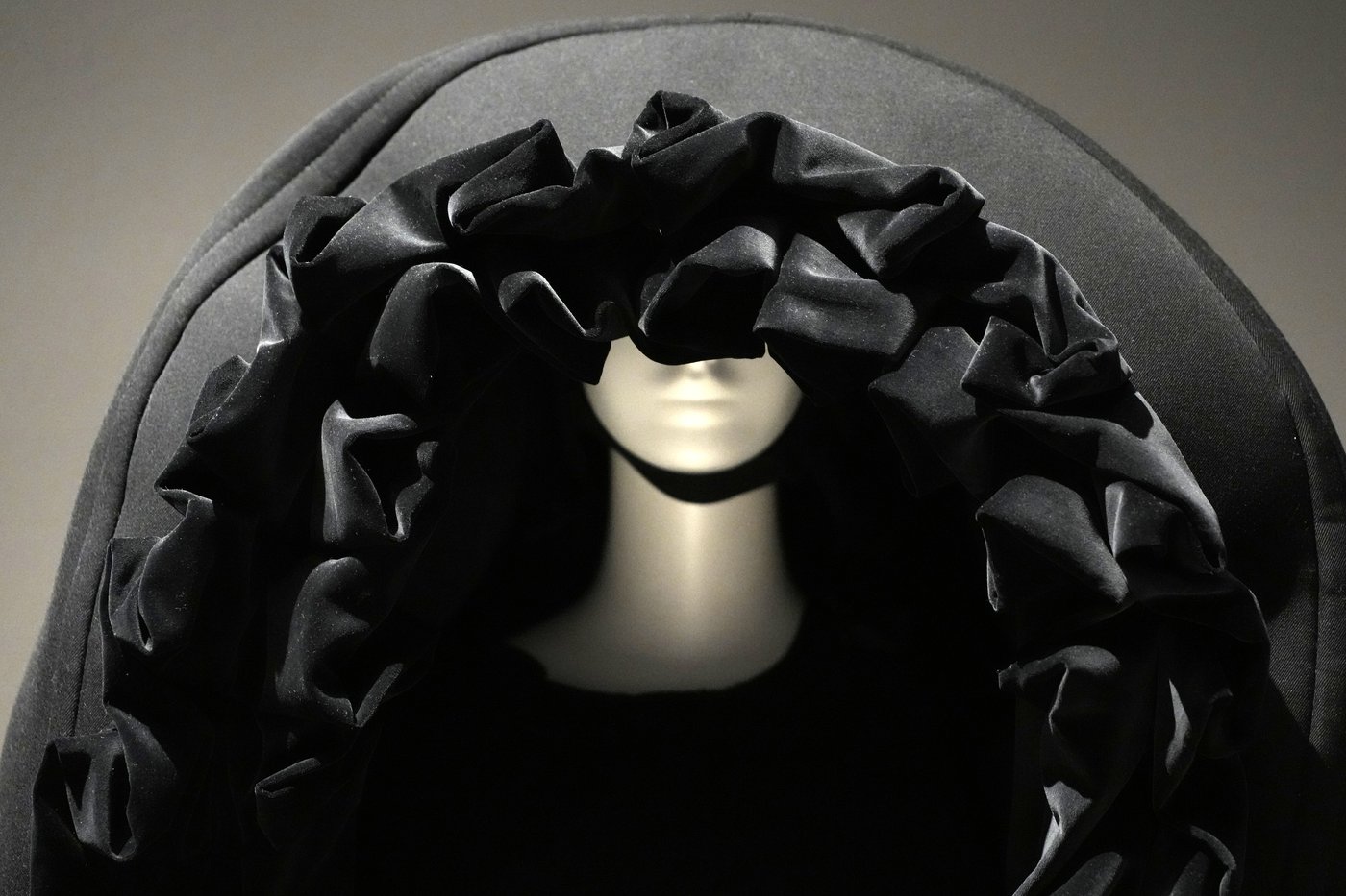 Fashion meets Freud. A new exhibit explores clothes through a psychoanalytic lens | iNFOnews.ca Fashion meets Freud. A new exhibit explores clothes through a psychoanalytic lens | iNFOnews.ca