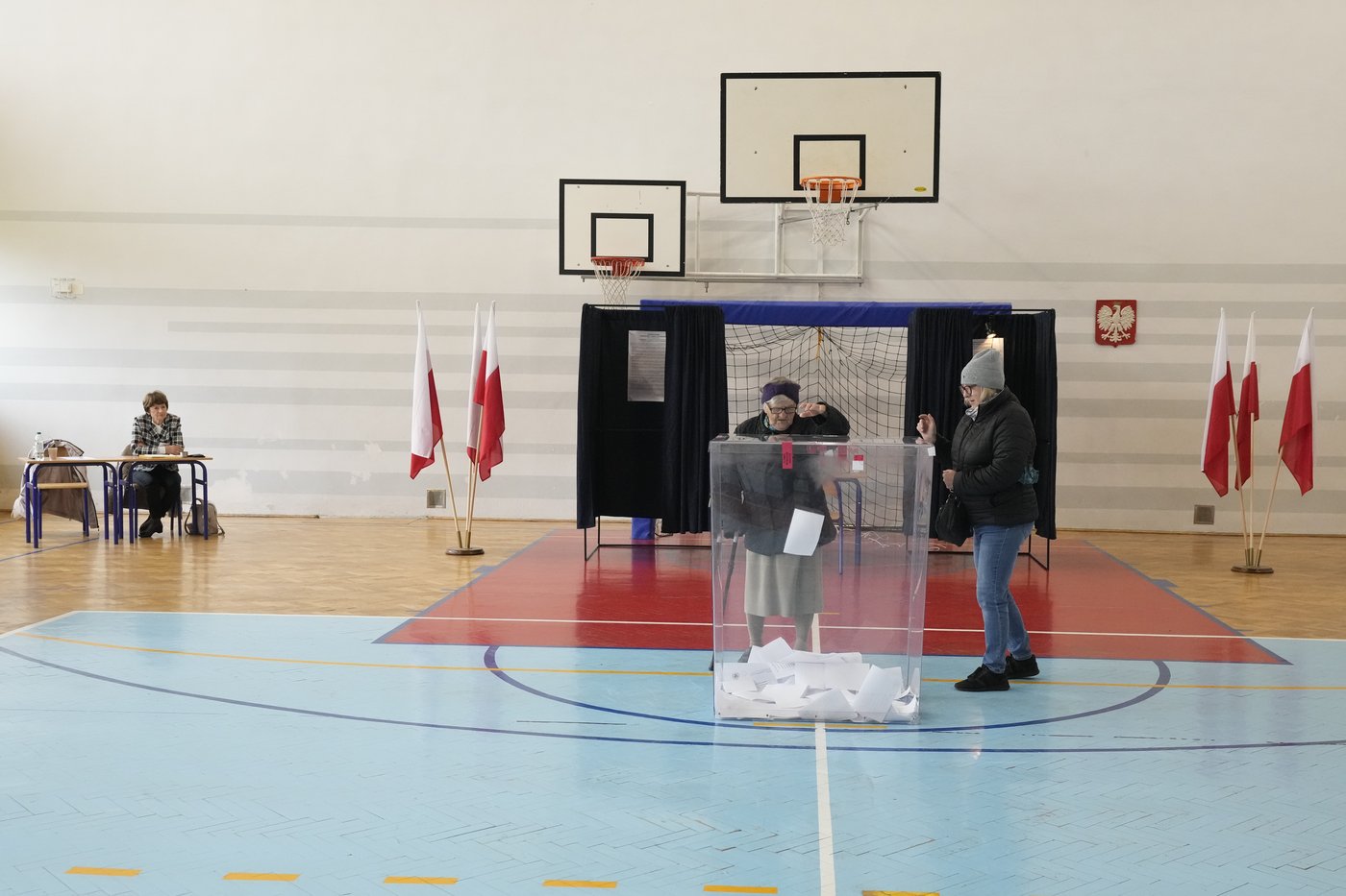 Liberal mayor and conservative historian headed to presidential runoff in Poland, exit poll suggests | iNFOnews.ca Liberal mayor and conservative historian headed to presidential runoff in Poland, exit poll suggests | iNFOnews.ca