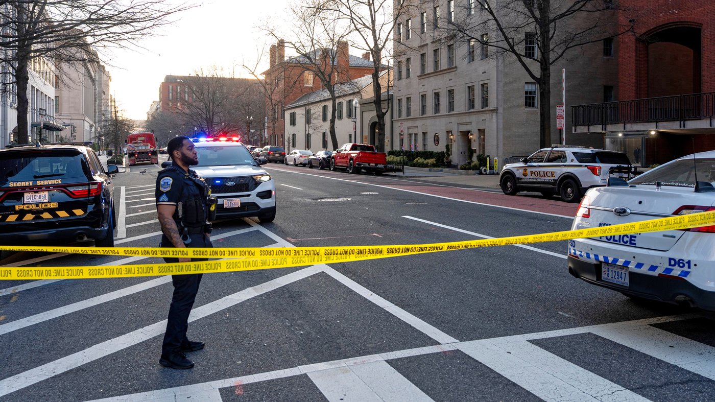 Man taken into custody after driving van into security gate outside White House, authorities say | iNFOnews.ca Man taken into custody after driving van into security gate outside White House, authorities say | iNFOnews.ca