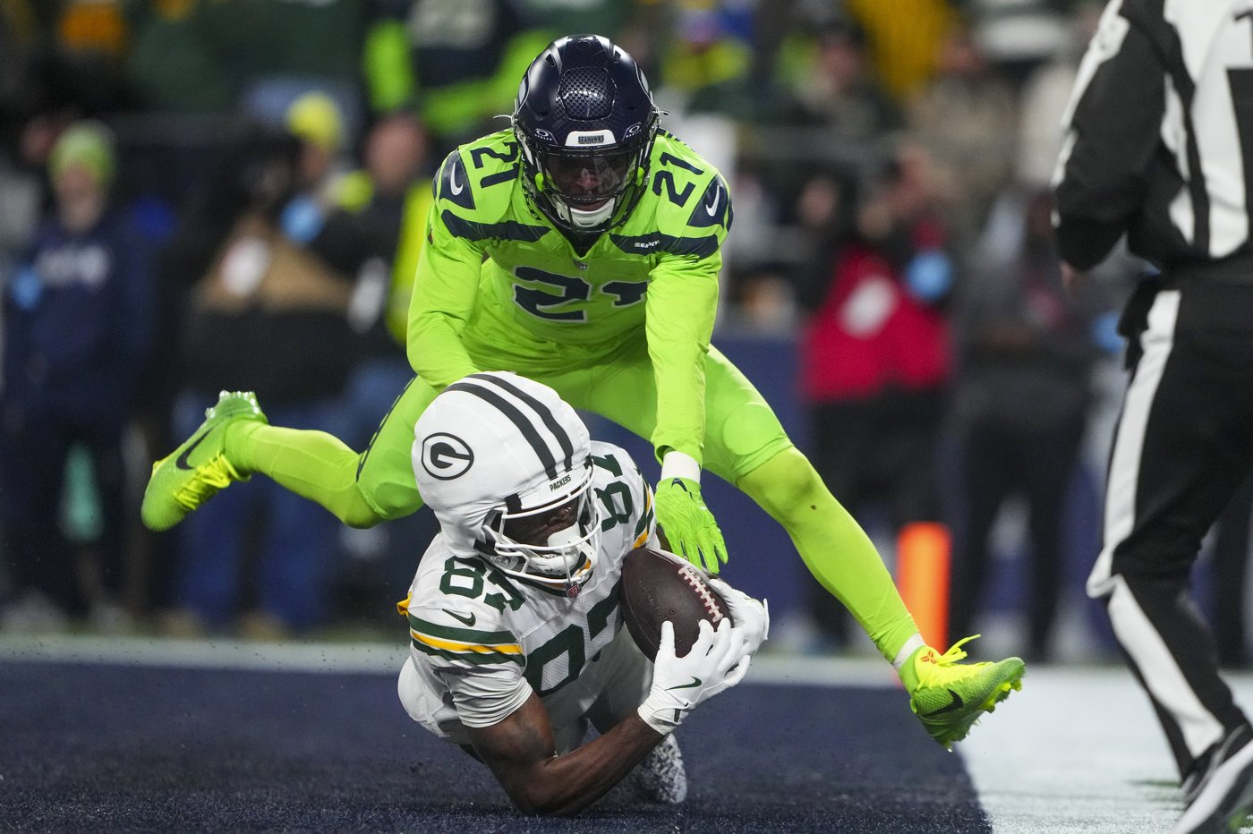 Jordan Love throws for 2 TDs and Packers beat Seahawks 30-13 as Seattle QB Geno Smith injures knee | iNFOnews.ca