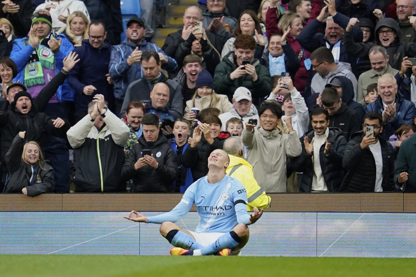 Man City humbles Man United 3-0 in the Premier League, Liverpool back on top | iNFOnews.ca
