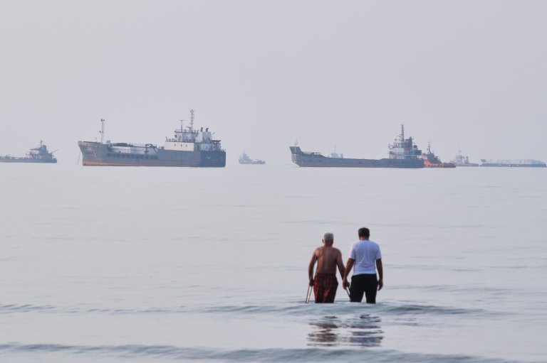 In the news today: U.S.-Iran clash heats up, Canadian ships stuck, B.C. pilot dies | iNFOnews.ca