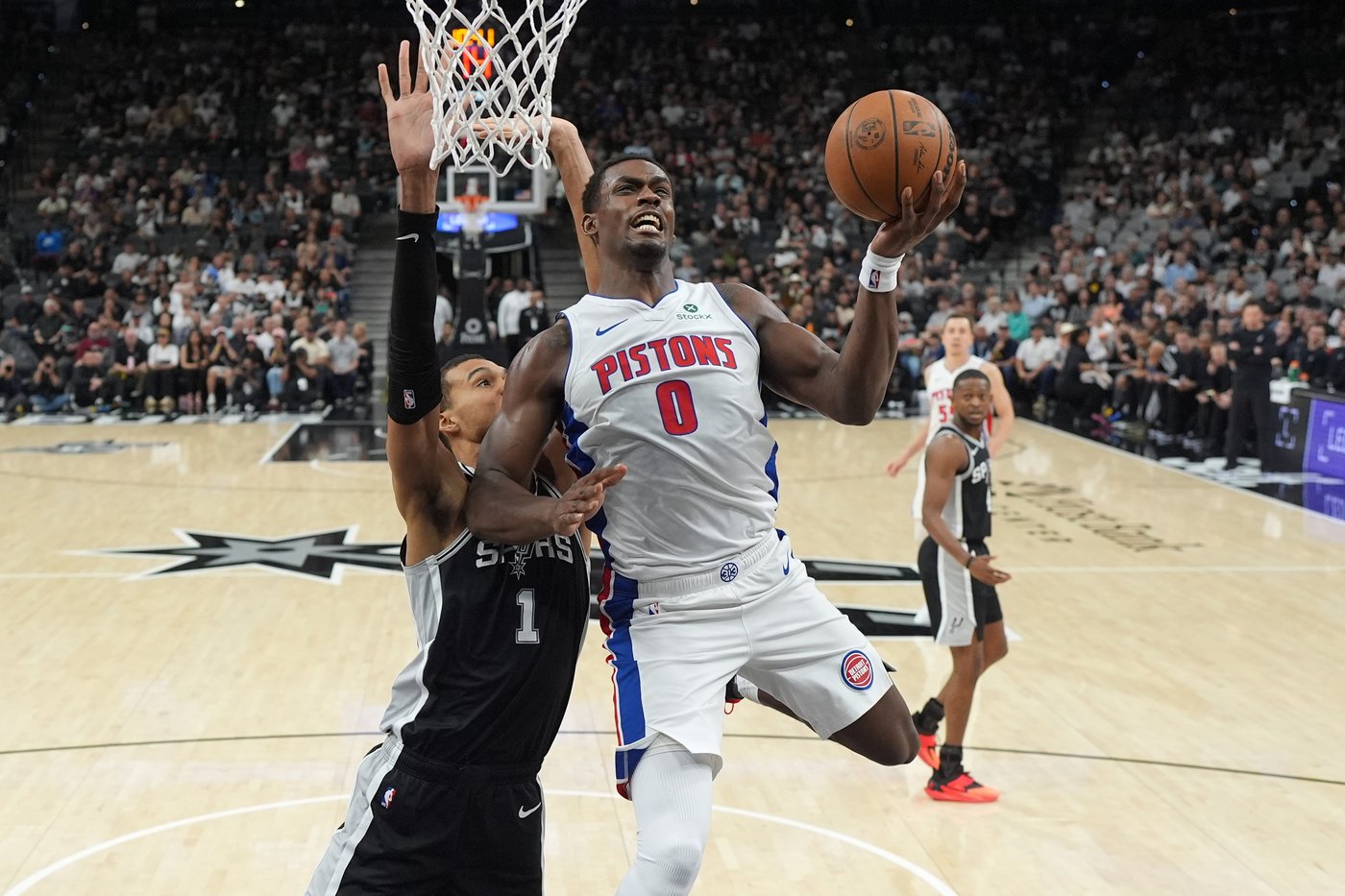 Wembanyama has 38 points and 16 rebounds in the Spurs' 121-106 win over the Pistons | iNFOnews.ca