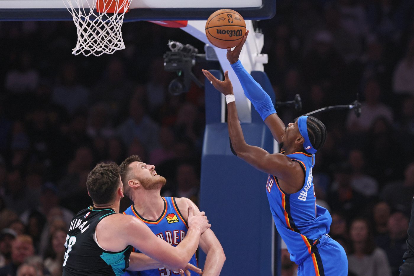 Gilgeous-Alexander scores 37 points, Thunder rout Blazers to avenge only loss | iNFOnews.ca