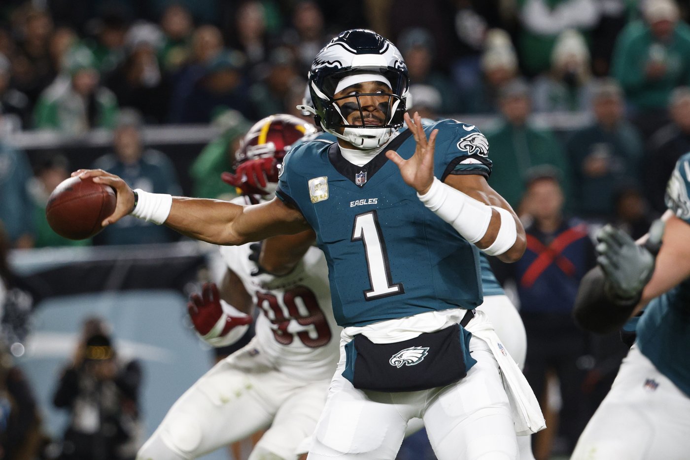 Saquon Barkley runs for 2 TDs, Eagles beat Commanders 26-18 to stretch NFC East lead | iNFOnews.ca