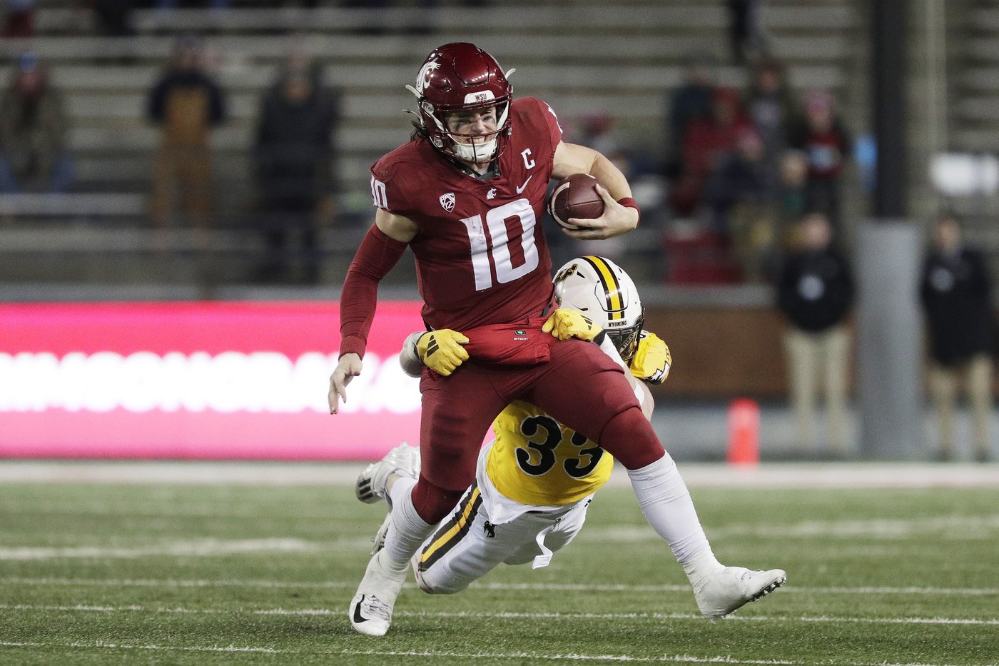 Evan Svoboda throws late TD pass to John Michael Gyllenborg as Wyoming beats Washington State 15-14 | iNFOnews.ca