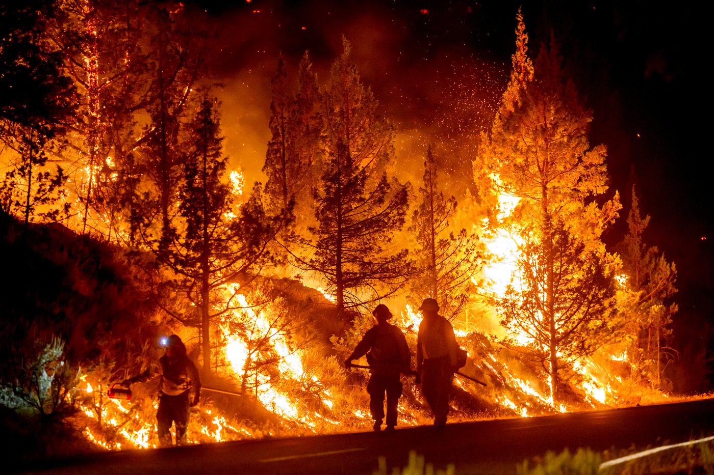 Fast-moving wildfires burn in central Oregon, in photos | iNFOnews.ca