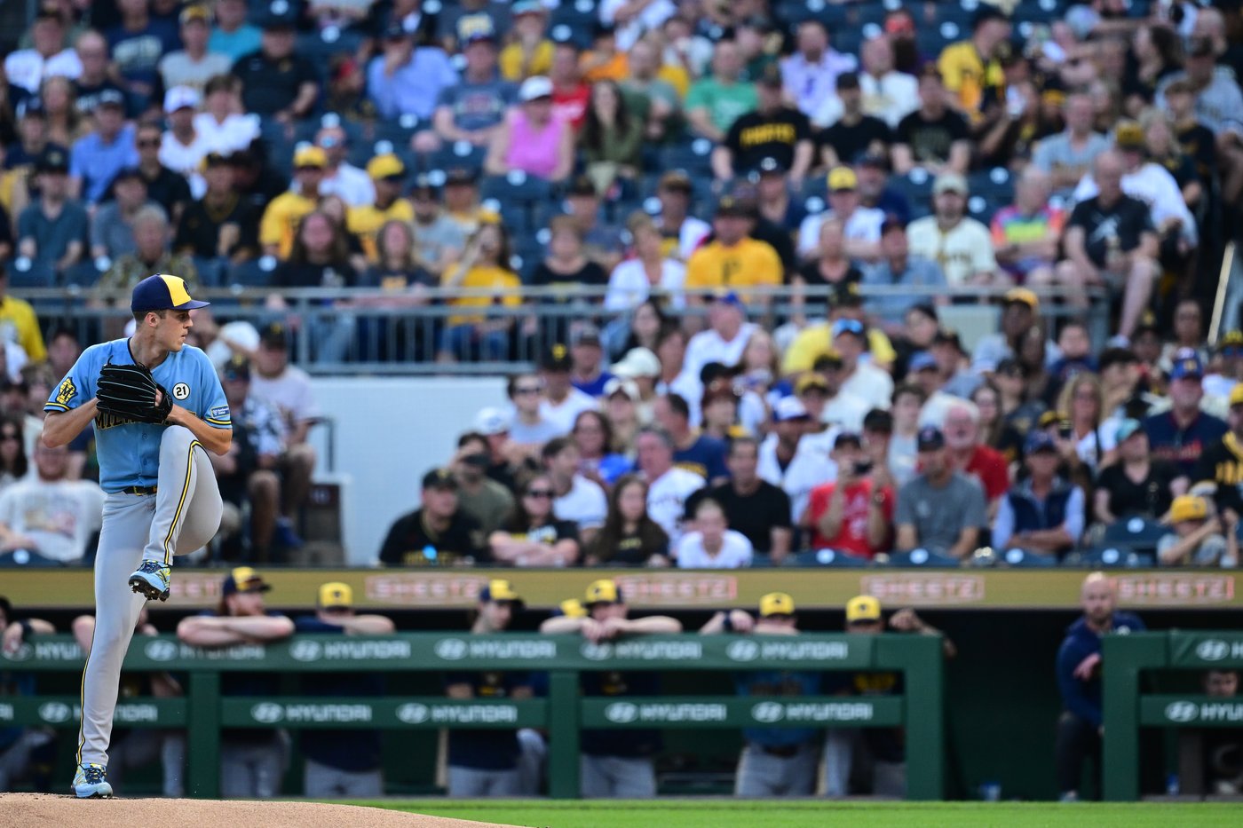 Misiorowski tosses 5 shutout innings, Brewers top Pirates 5-1 to win 4th straight NL Central title | iNFOnews.ca
