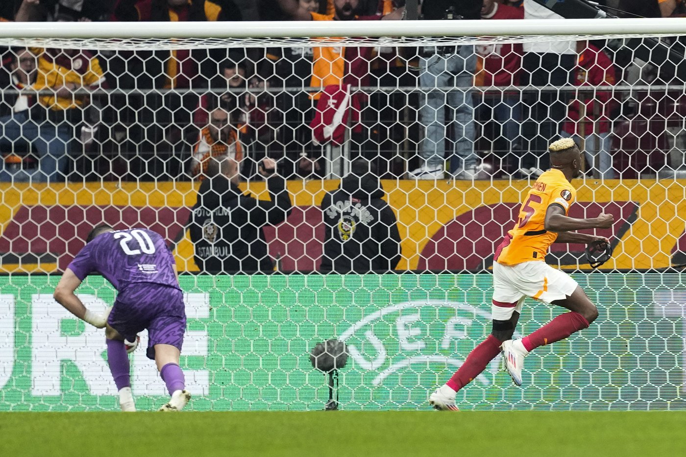 Man United ends winless run in Europe and Osimhen scores 2 as Galatasaray beats Tottenham | iNFOnews.ca