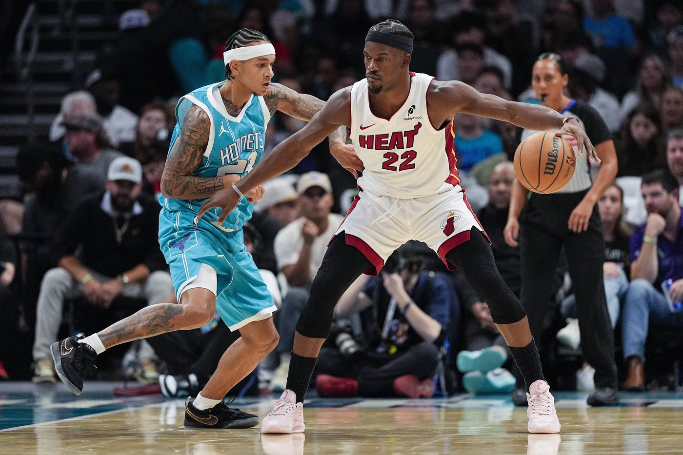 Jimmy Butler's scores 13 of 26 points in fourth quarter as Heat hold off pesky Hornets 114-106 | iNFOnews.ca