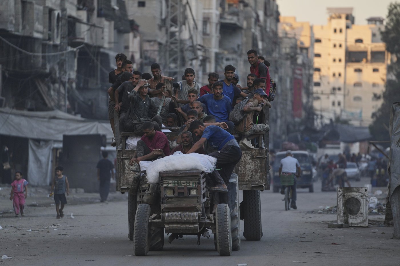 Photos show displaced Palestinians fleeing the northern Gaza Strip | iNFOnews.ca