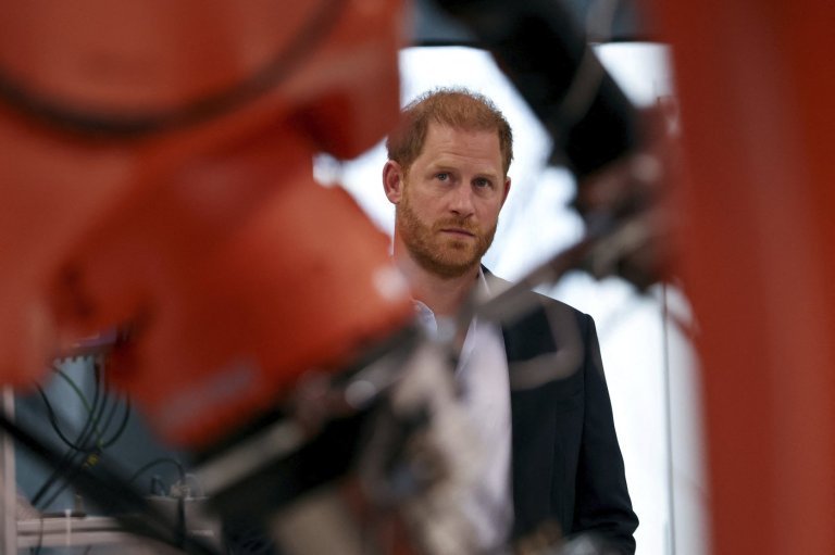 Prince Harry makes surprise visit to Ukraine in support of wounded servicemen | iNFOnews.ca