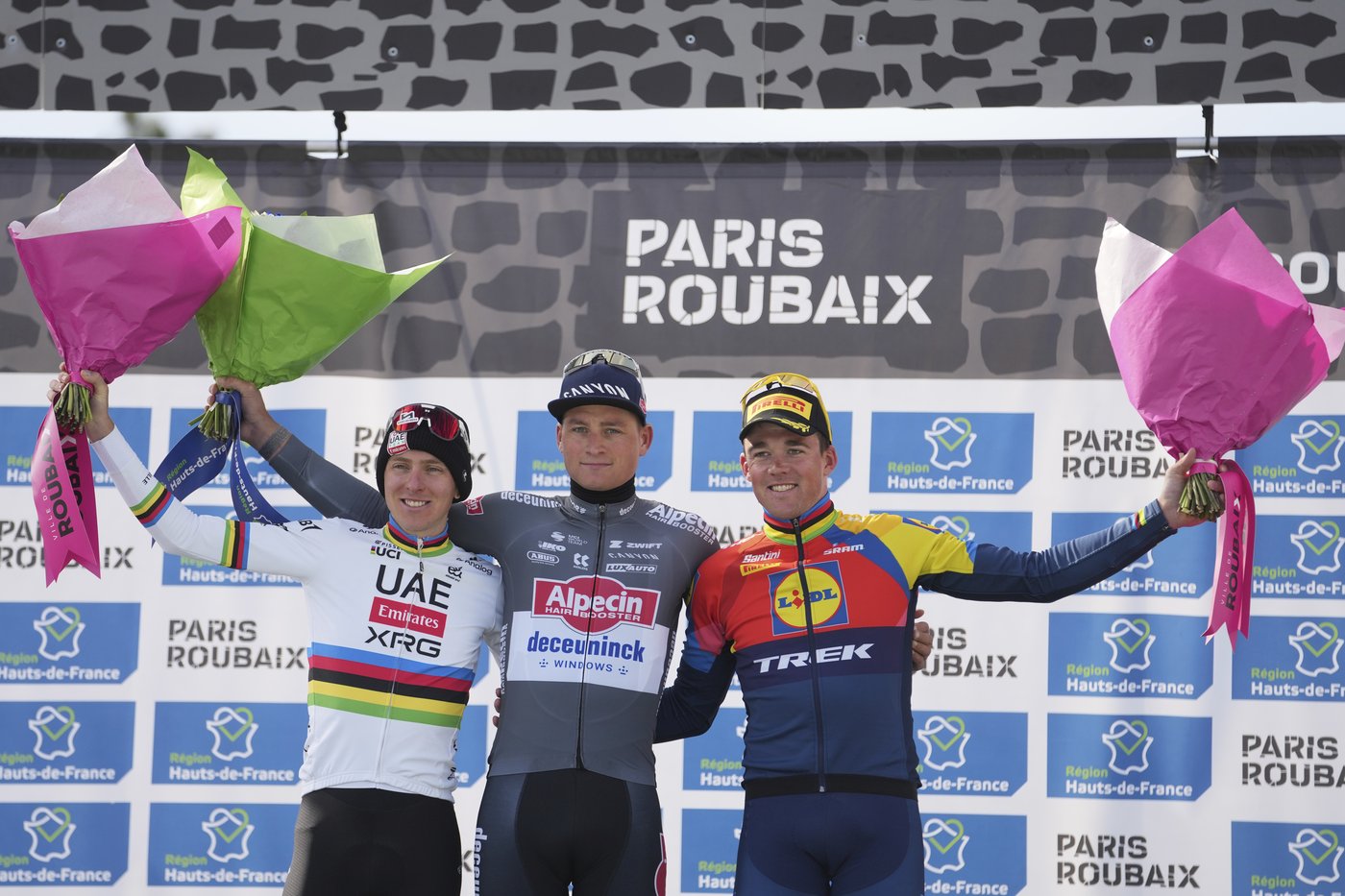 Van der Poel wins Paris-Roubaix again with Pogačar in second place after late crash | iNFOnews.ca