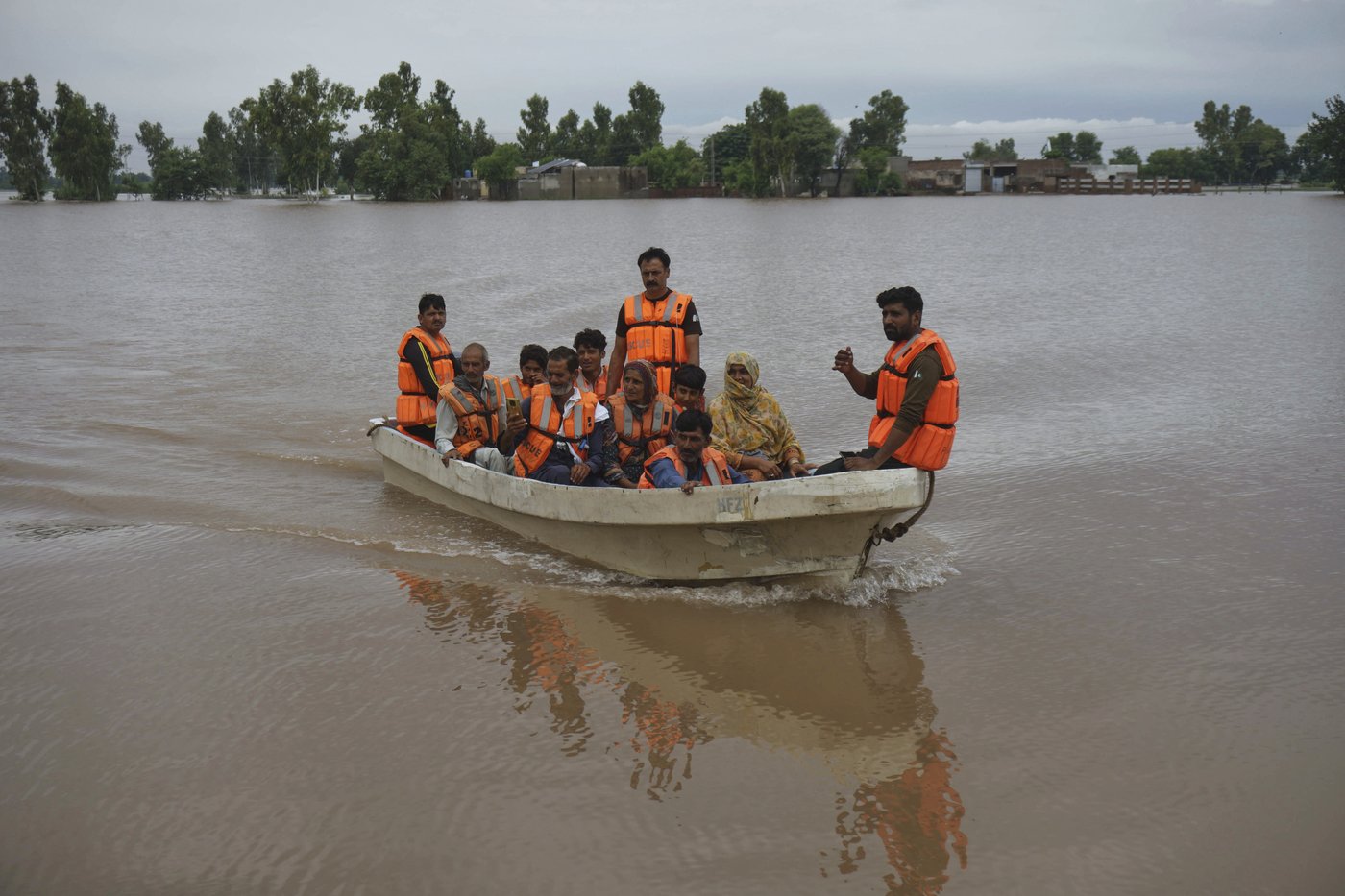 Pakistani rescuers use drones to help evacuate thousands as floods devastate Punjab | iNFOnews.ca