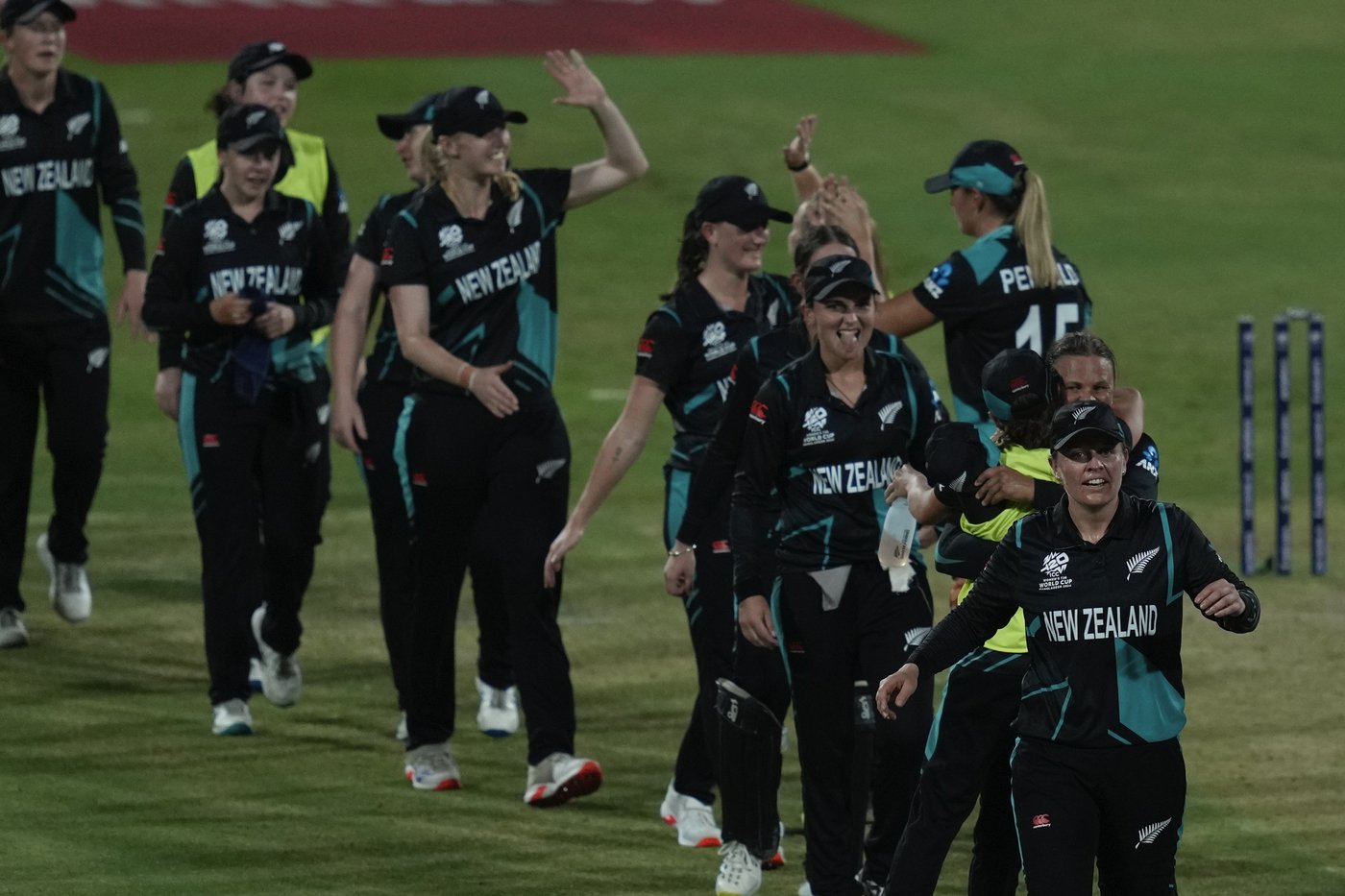 New Zealand survives anxious last over to beat West Indies and reach Women’s T20 World Cup final | iNFOnews.ca