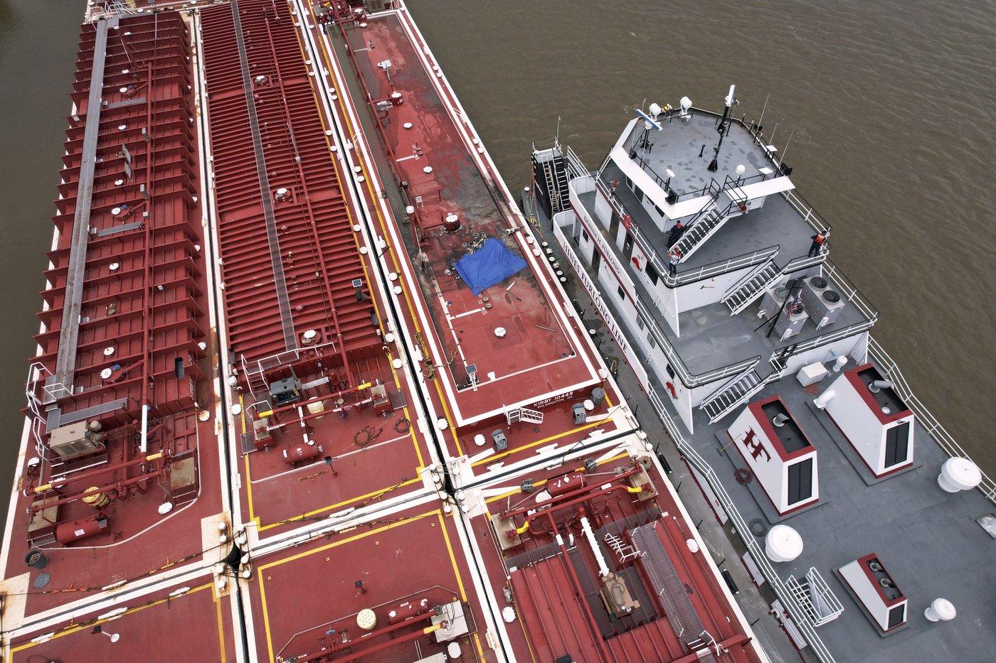 Two die when helicopter strikes powerlines and crashes into a barge on the Mississippi River | iNFOnews.ca Two die when helicopter strikes powerlines and crashes into a barge on the Mississippi River | iNFOnews.ca