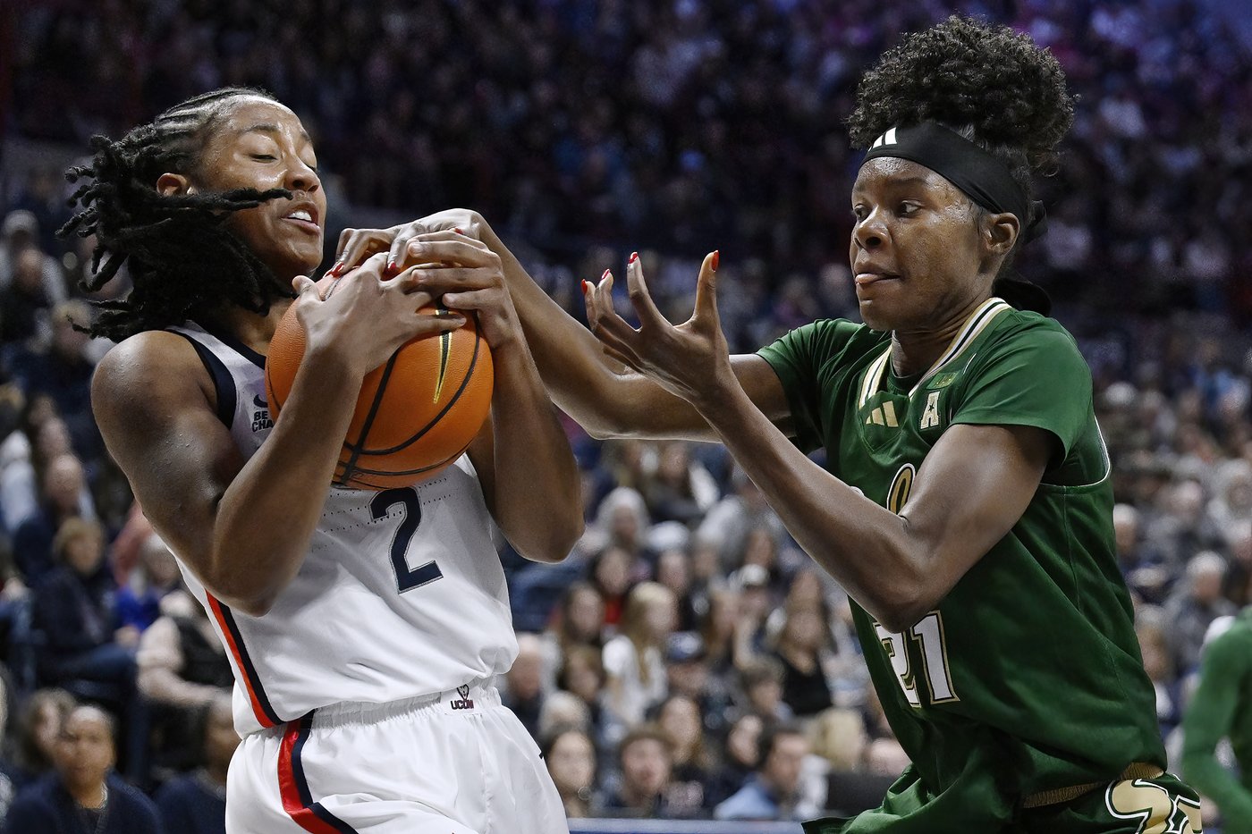 No. 2 UConn cruises past South Florida as Geno Auriemma pulls within a victory of NCAA record | iNFOnews.ca