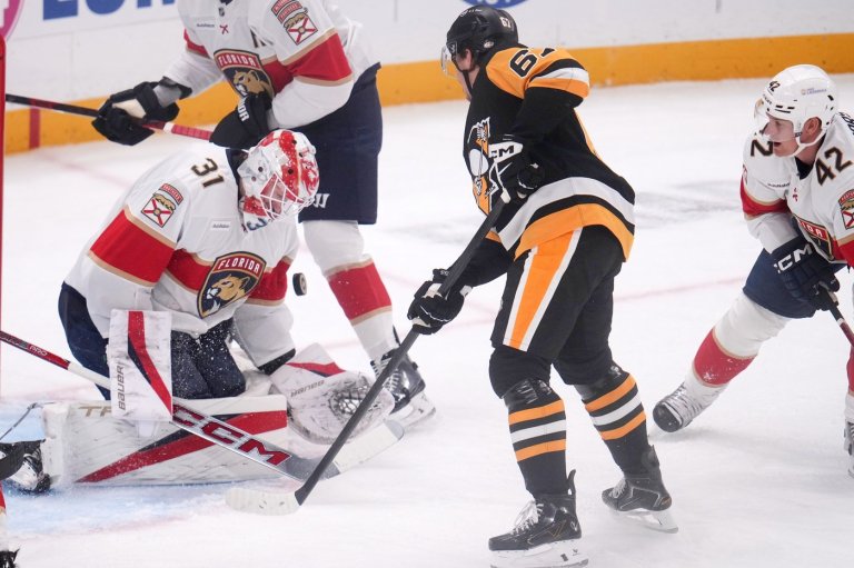 Florida Panthers rookie goalie Cooper Black - all 6-feet-9 of him - makes NHL history in debut | iNFOnews.ca